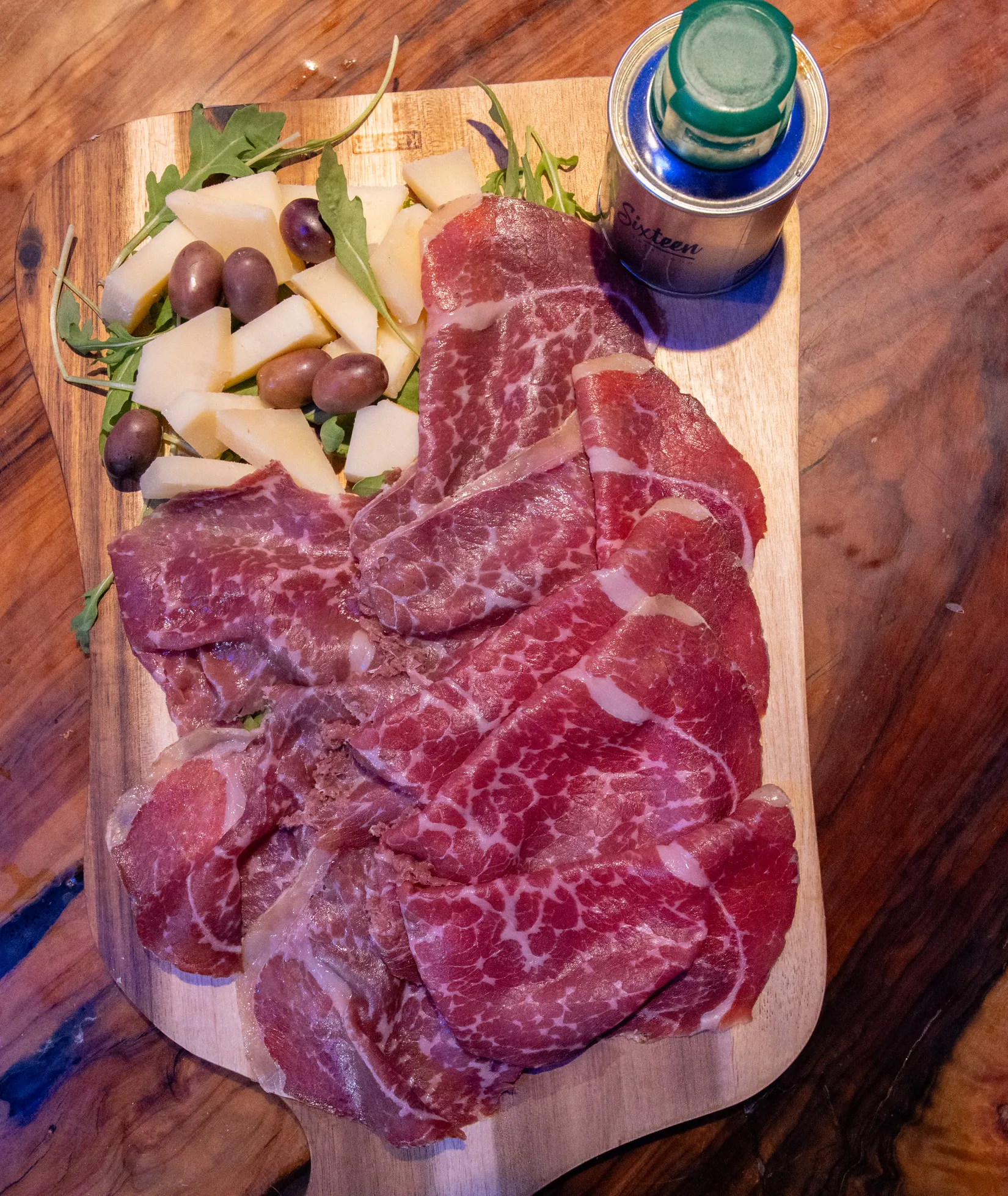 Il tagliere di salumi e formaggi visto dall'alto, con le olive