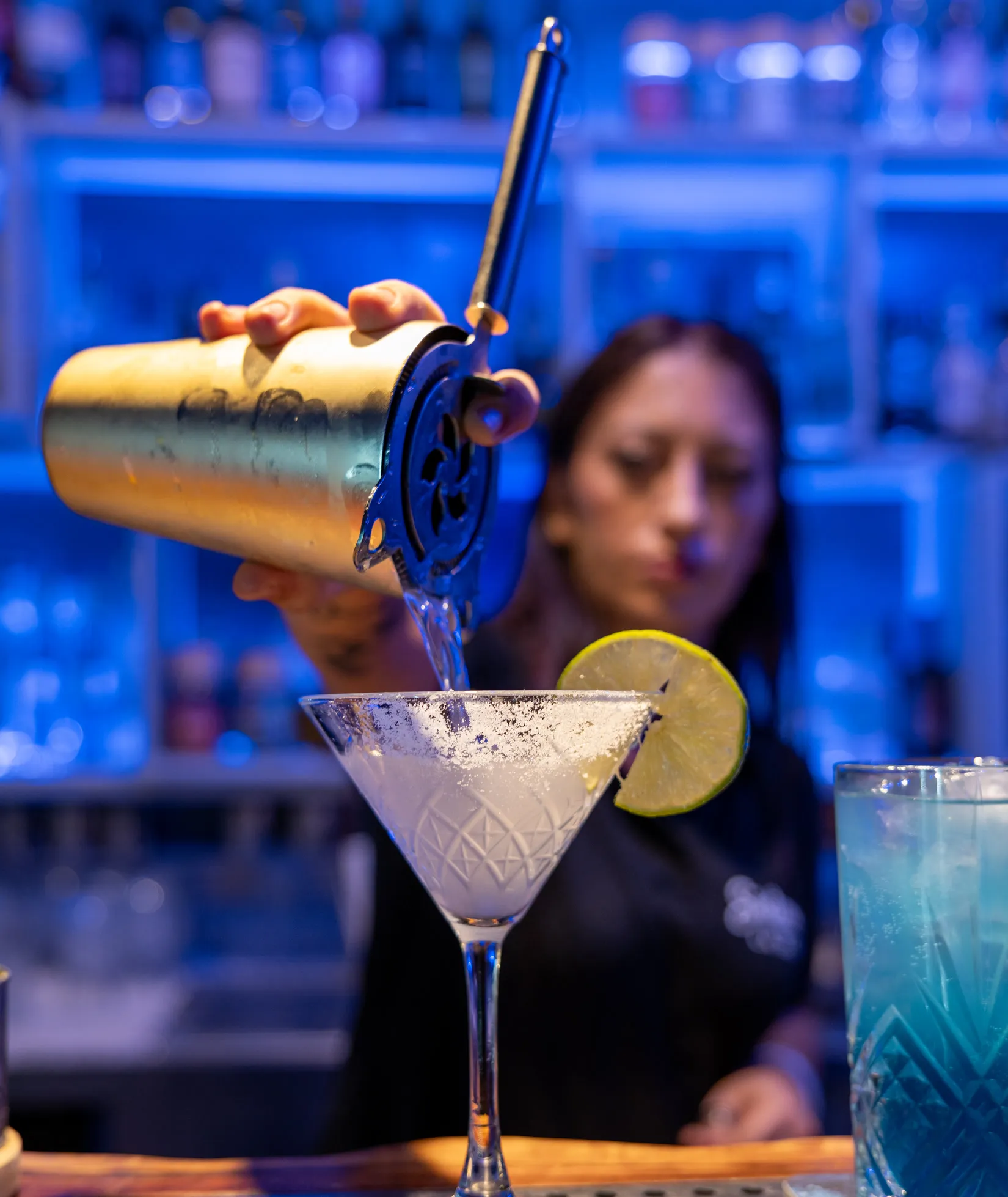 Dallo shaker nella coppa da martini, con la fetta di lime