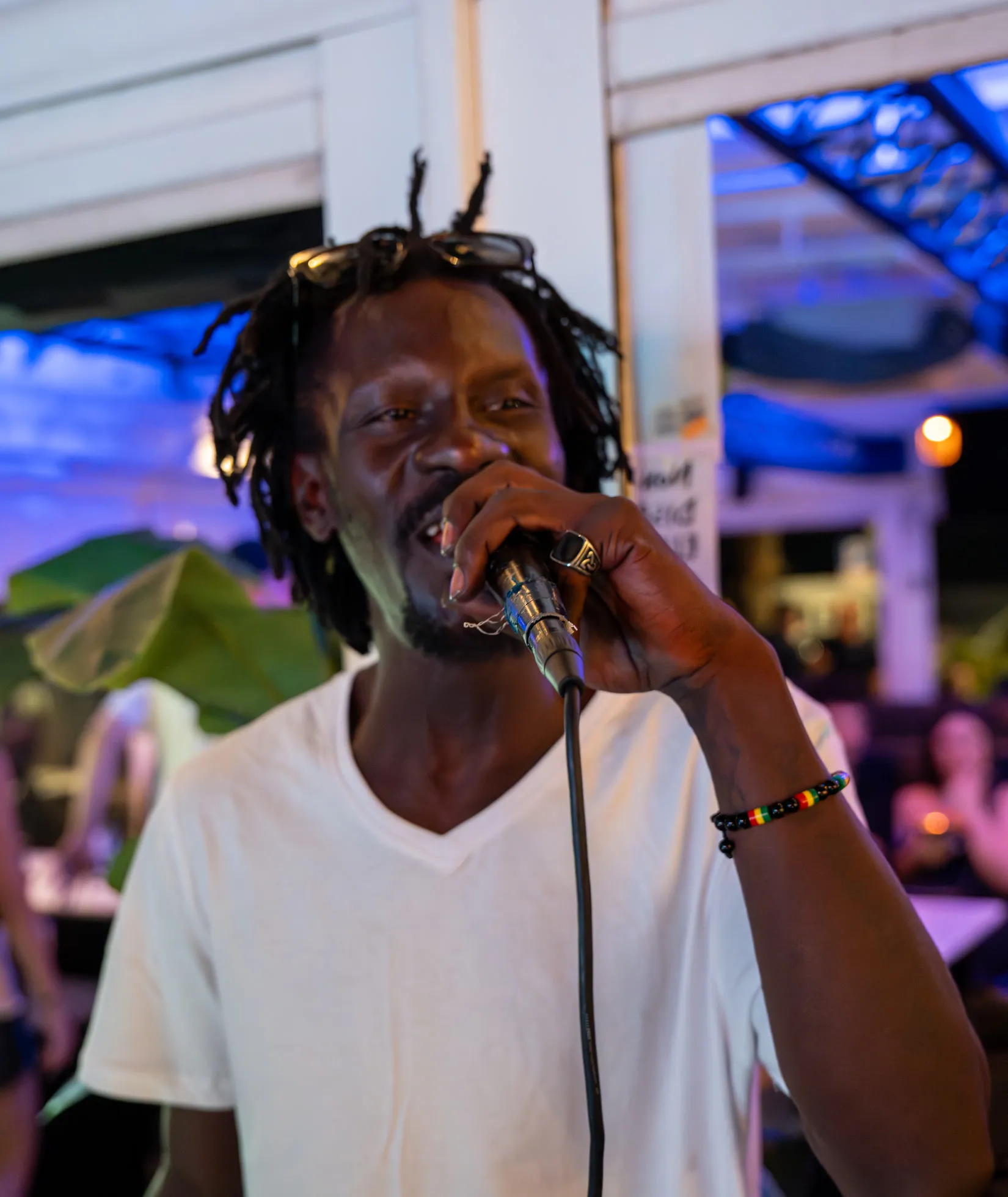 Il cantante al microfono, sotto le luci del locale